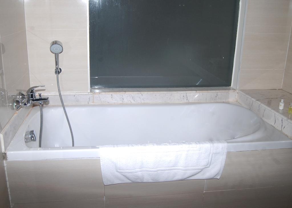 Man Myanmar Hotel Naypyidaw Chambre photo
